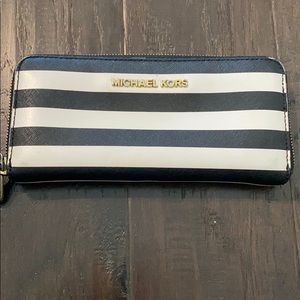 Michael Kors Zip Wallet